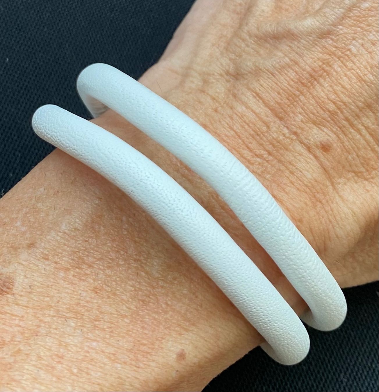 Bracciali & Braccialetti: Lederarmband 40cm, Verschluss magnetisch, weiss – Usato da Reichenburg venduto da Noxima