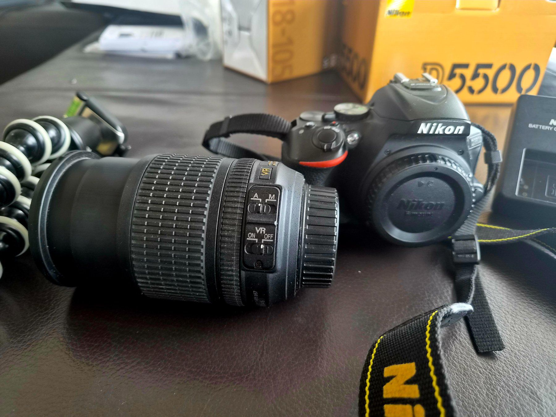 Nikon Fotocamera: Nikon D5500 mit 18-105mm VR Objektiv & GorillaPod – Usato da Dübendorf venduto da RoboAnd 5