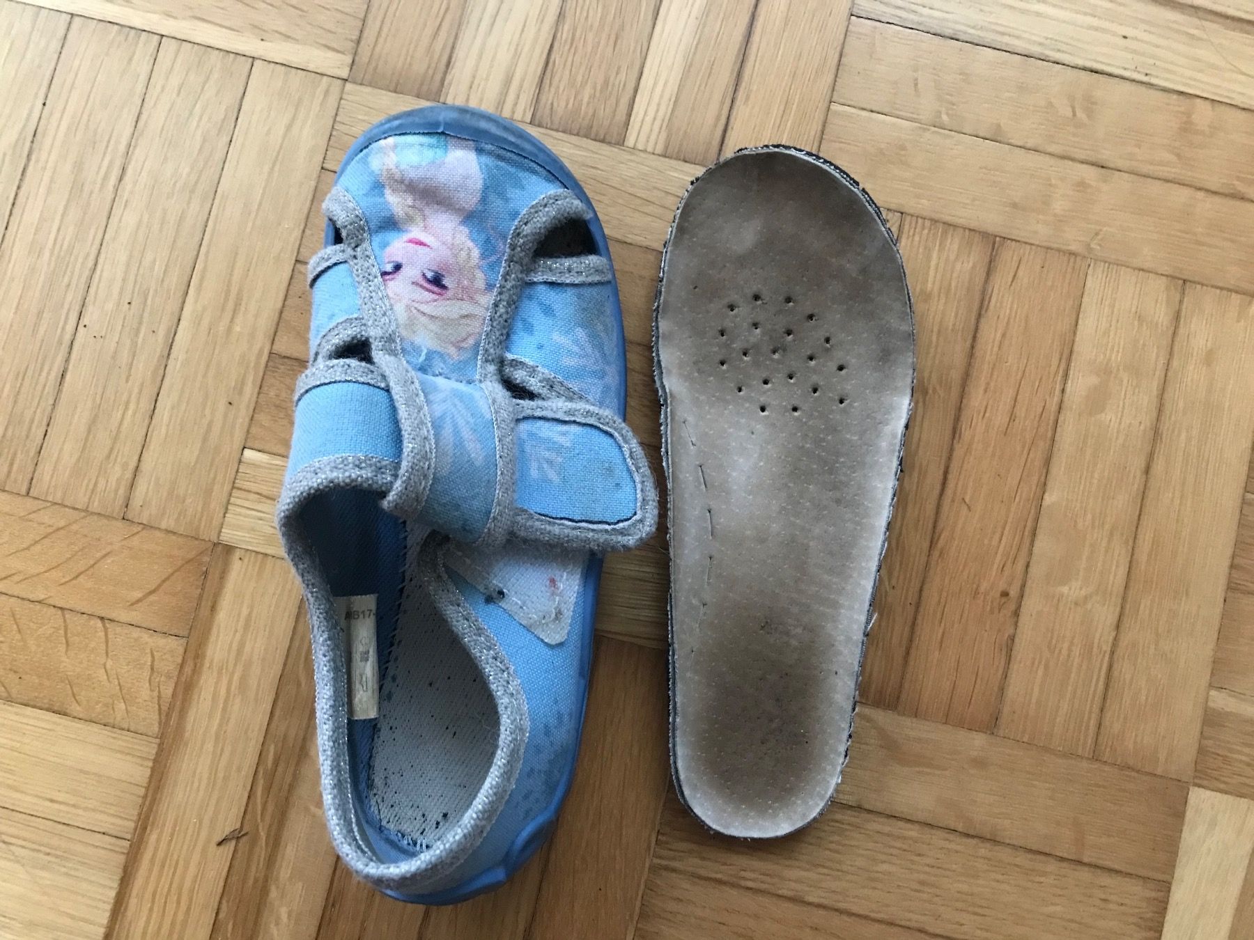 Scarpe per ragazze: Finken mit Frozen Elsa Grösse 26 hellblau – Usato da Emmenbrücke venduto da Hathor123 5
