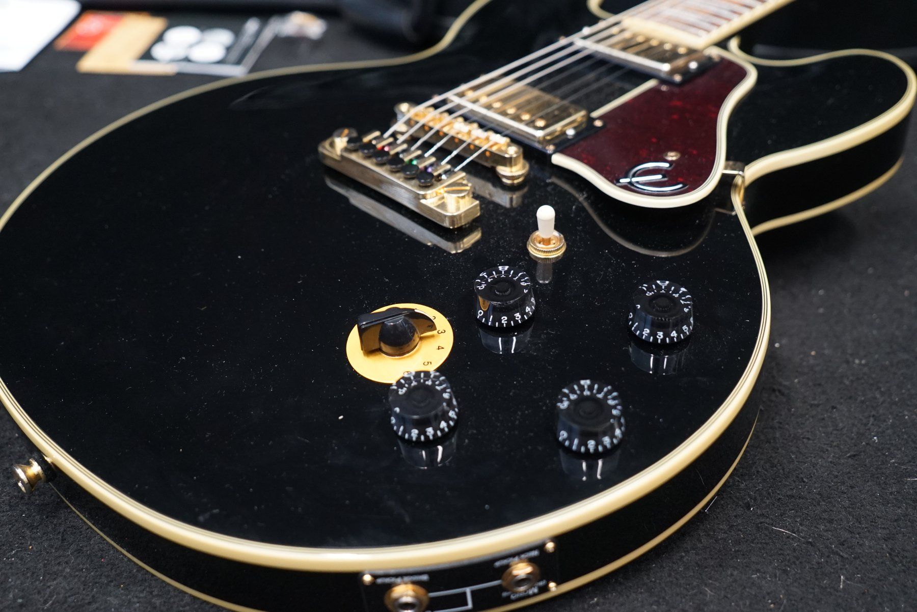 Epiphone Strumenti musicali: Epiphone B.B. King Lucille (ebony) mit Koffer – Usato da Ortschwaben venduto da Musictrade 2