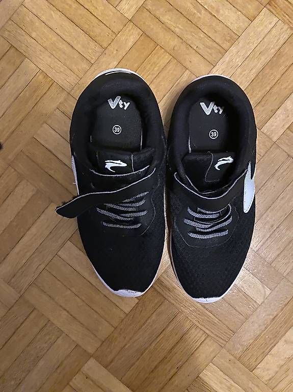 Scarpe da uomo: Sneakers Schuhe Gr. 39 – Usato da Emmen venduto da Aribini 1