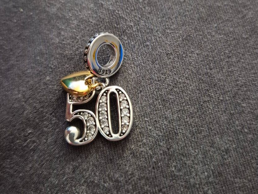 Ciondoli: Silber Charm Zahl 50 +Garantie – Nuovo (secondo la descrizione) da Rotkreuz venduto da Carbone_Bijou-Shop