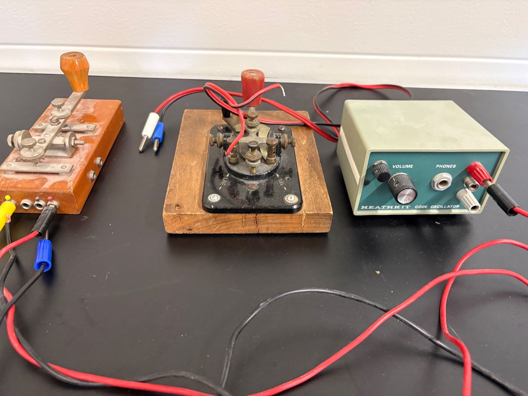Radiocomunicazione: Heathkit Code Oscillator und Morsetasten Set gebraucht – Usato da Wiesendangen venduto da plus-minus
