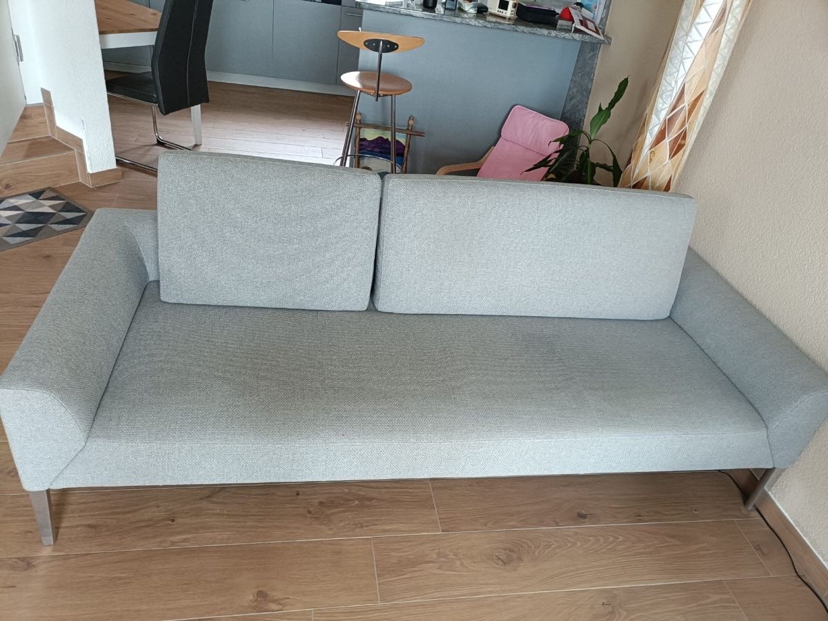 Divani: Sofa hellgrau 3-Sitzer neuwertig – Usato da Kappel am Albis venduto da Kuma97 1