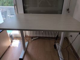 Höhenverstellbarer Schreibtisch