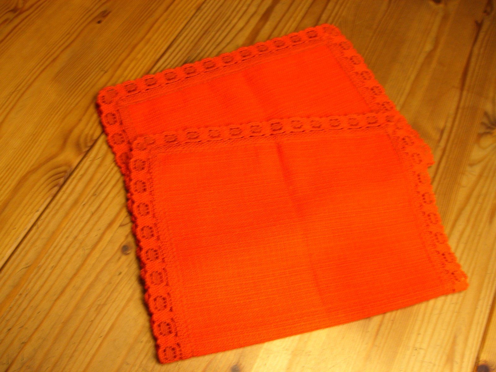Tutte le decorazioni: 2er Set hübsche Tisch Sets, rot mit Spitzen eingefasst, neu – Nuovo (secondo la descrizione) da Winterthur venduto da Ghandi5 6