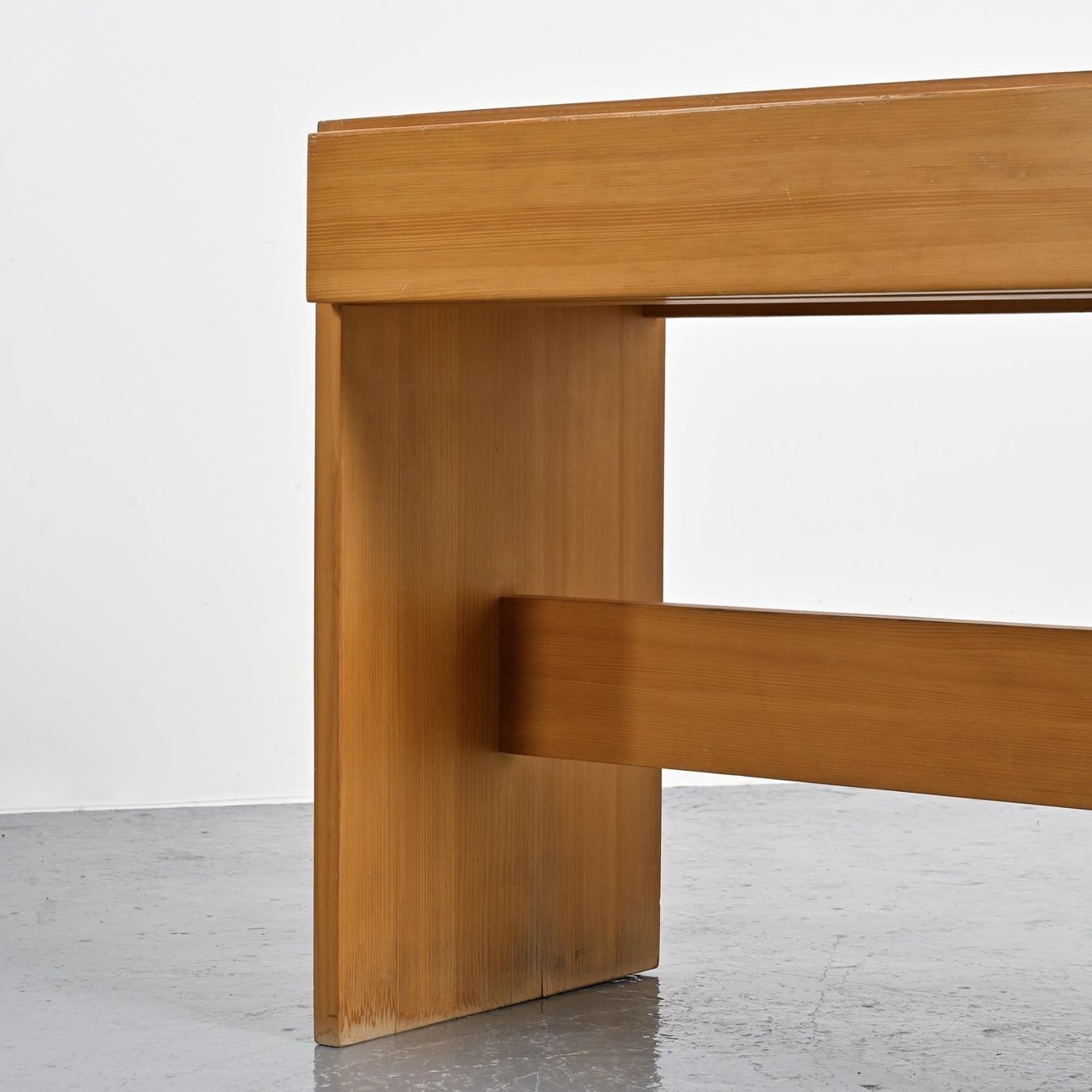 Scrivanie: Bureau en orme massif par Maison Regain, année 70 – Usato da VILLEURBANNE venduto da PATEREDELAGANDOUZE 2