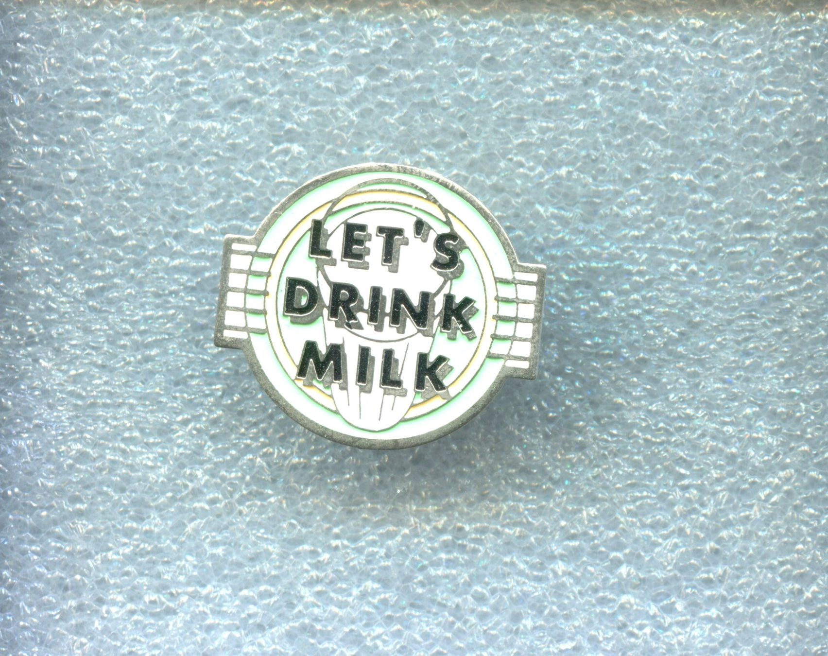 Placchette & Badge: LET'S DRINK MILK – Usato da Winterthur venduto da Sammleroase