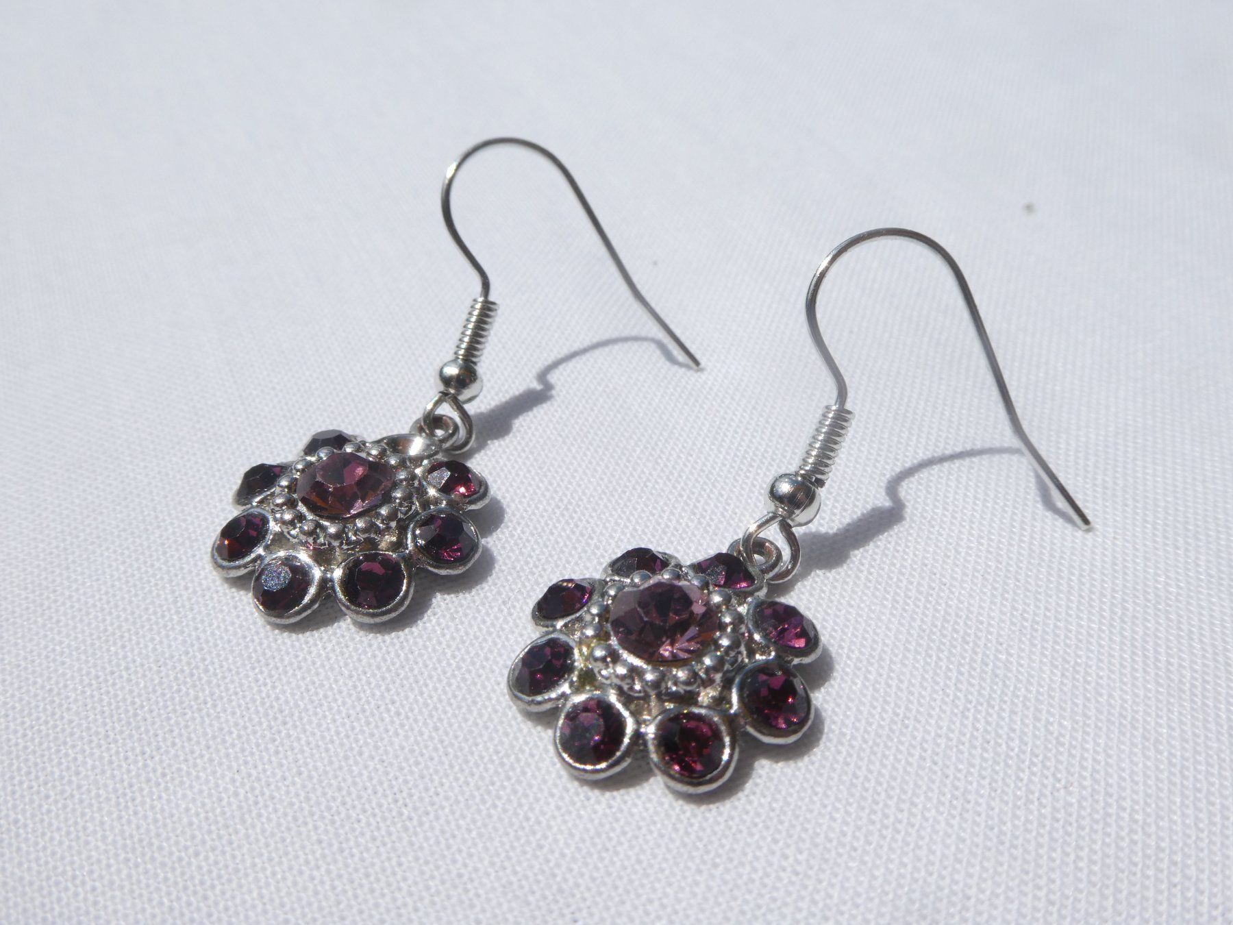 Orecchini pendenti & Orecchini a lobo: Ohrhänger mit lila Strass, Modeschmuck – Nuovo (secondo la descrizione) da Gattikon venduto da kaandooh