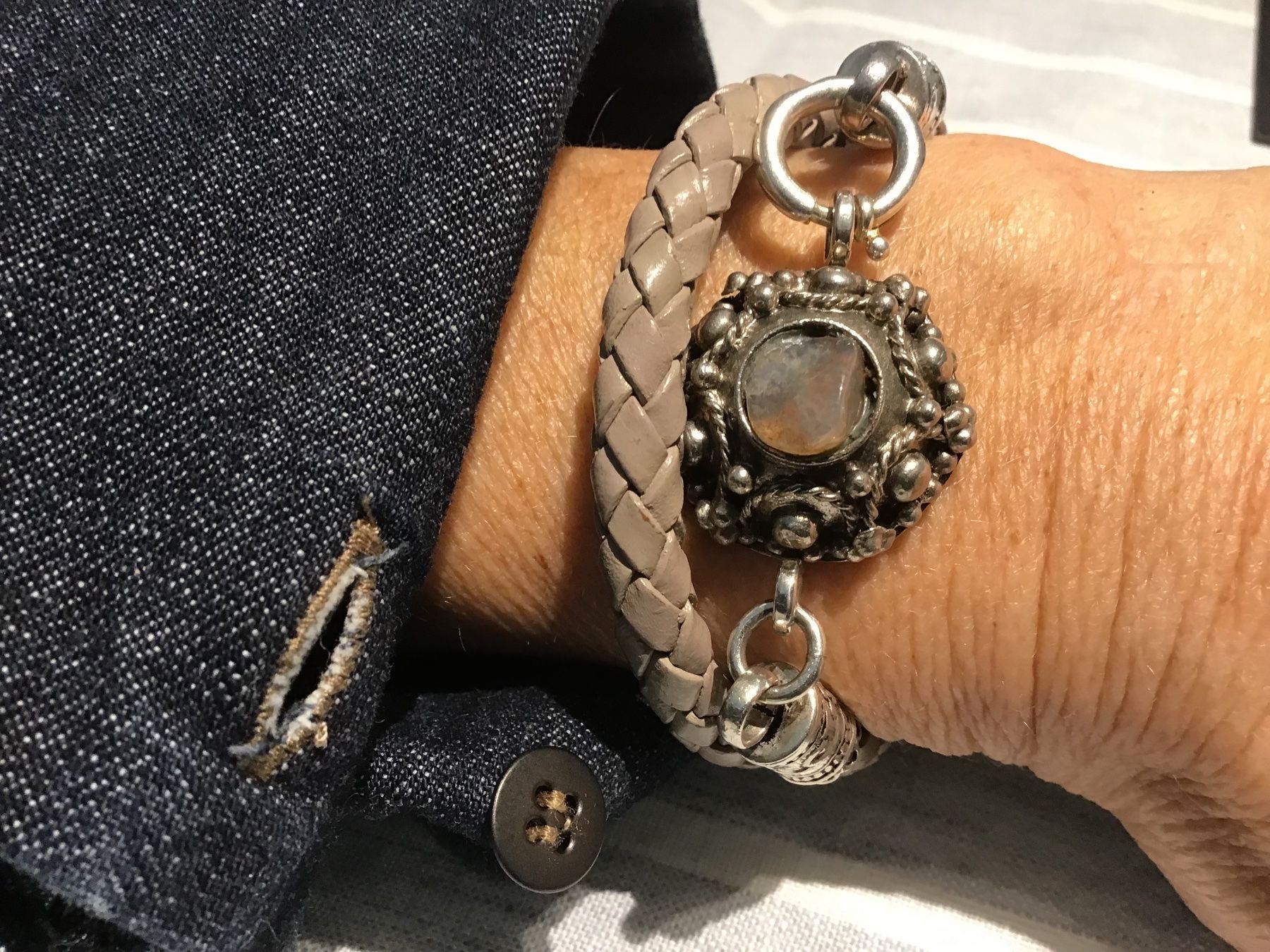 Bracciali & Braccialetti: Edles Lederwickelarmband mit Anhänger – Usato da Birsfelden venduto da rah_8bfj