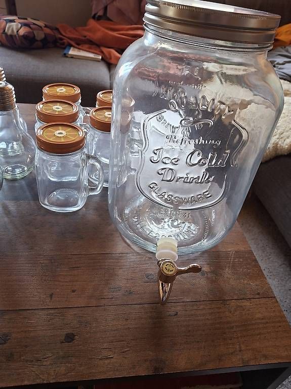 Bicchieri: Getränkedispenser mit 10 Gläser mit Deckel – Usato da Buttwil venduto da cas_65ys