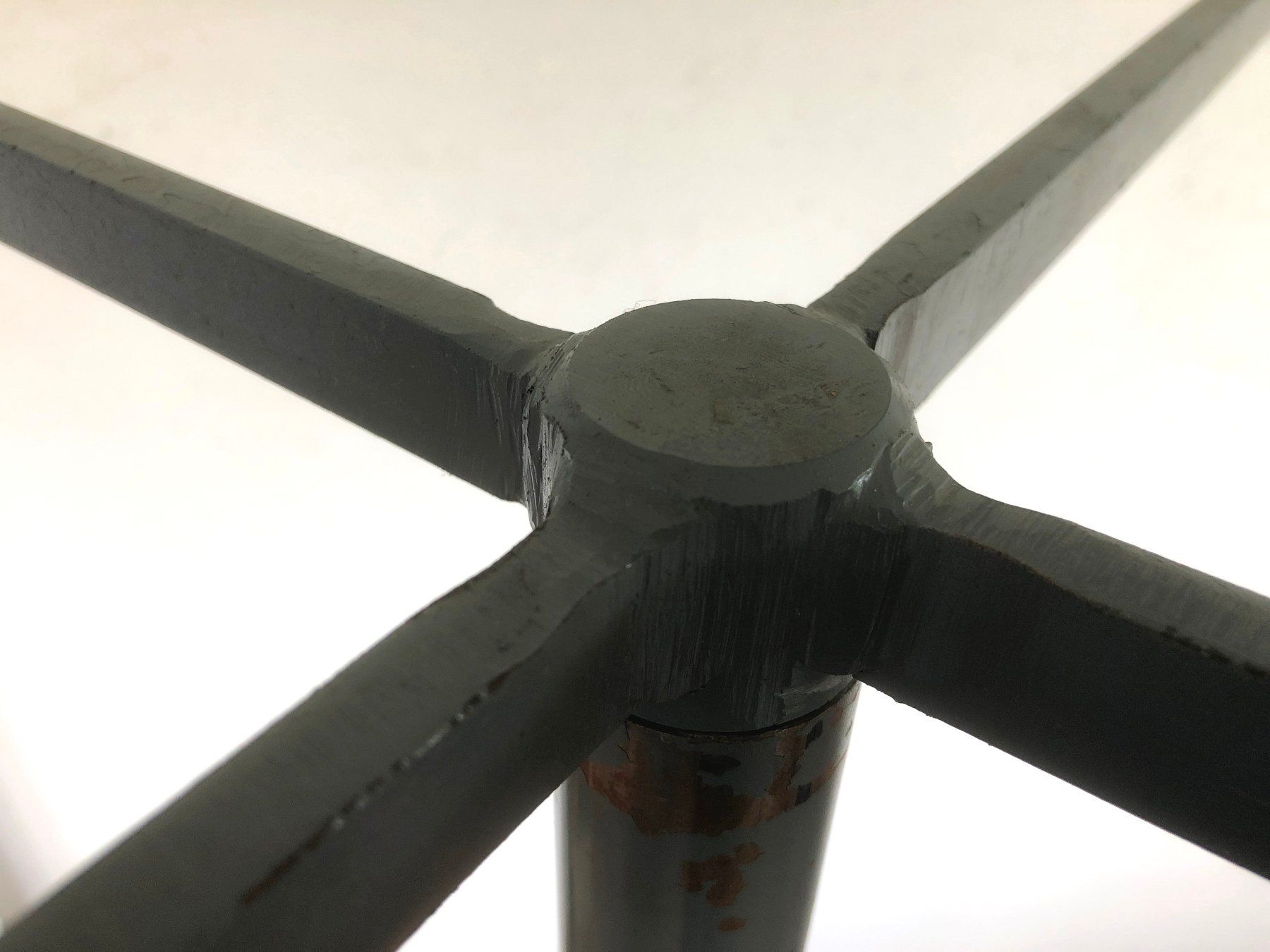 Guardaroba: Antiker Kleiderständer Industrial Design – Usato da Arisdorf venduto da Liquidus 5