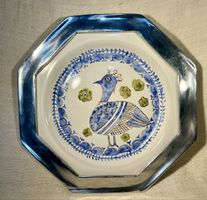 Assiette vintage, motif oiseau, peint main, cerclée métal