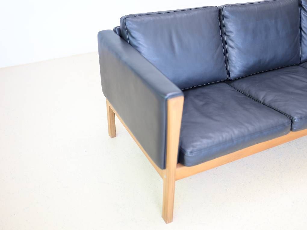 Hans J. Wegner Divani: Hans J. Wegner CH163 Sofa von Carl Hansen | Eiche & Leder – Usato da Meinisberg venduto da atelier_TILIJA 3