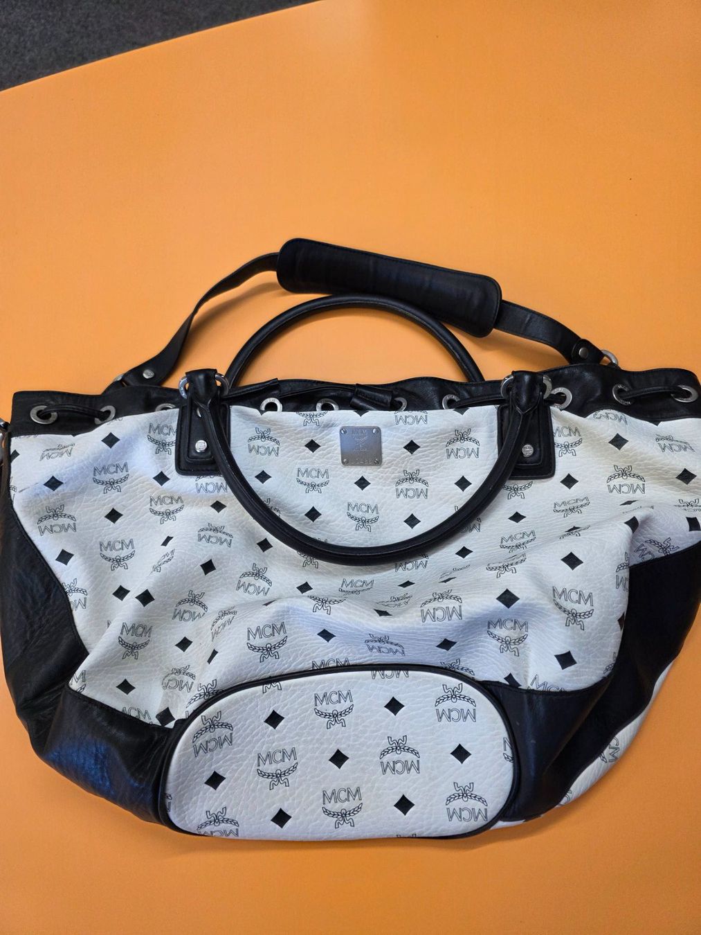 Mcm Borse da donna: MCM Handtasche schwarz weiss, gebraucht – Usato da Zofingen venduto da BerchtoldBrocki
