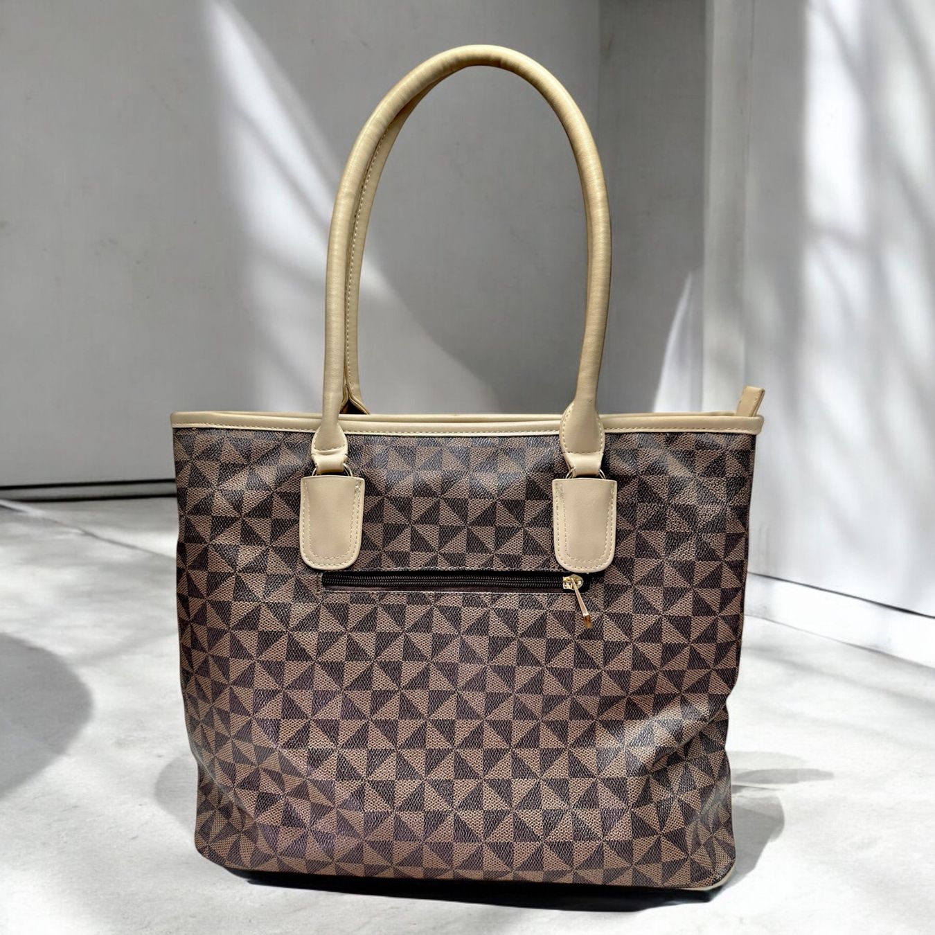 Maddison Taschen für Damen: Sac à main cabas fourre-tout Maddison – Gebraucht aus Morges von objetsdepoque