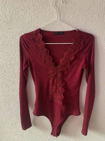 Roter Body mit Spitzen