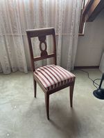 Kleiner antiker Stuhl