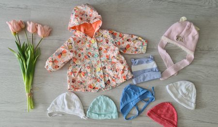 Schöne Frühlingsjacke und 7 x Mütze für Baby Mädchen Gr. 62