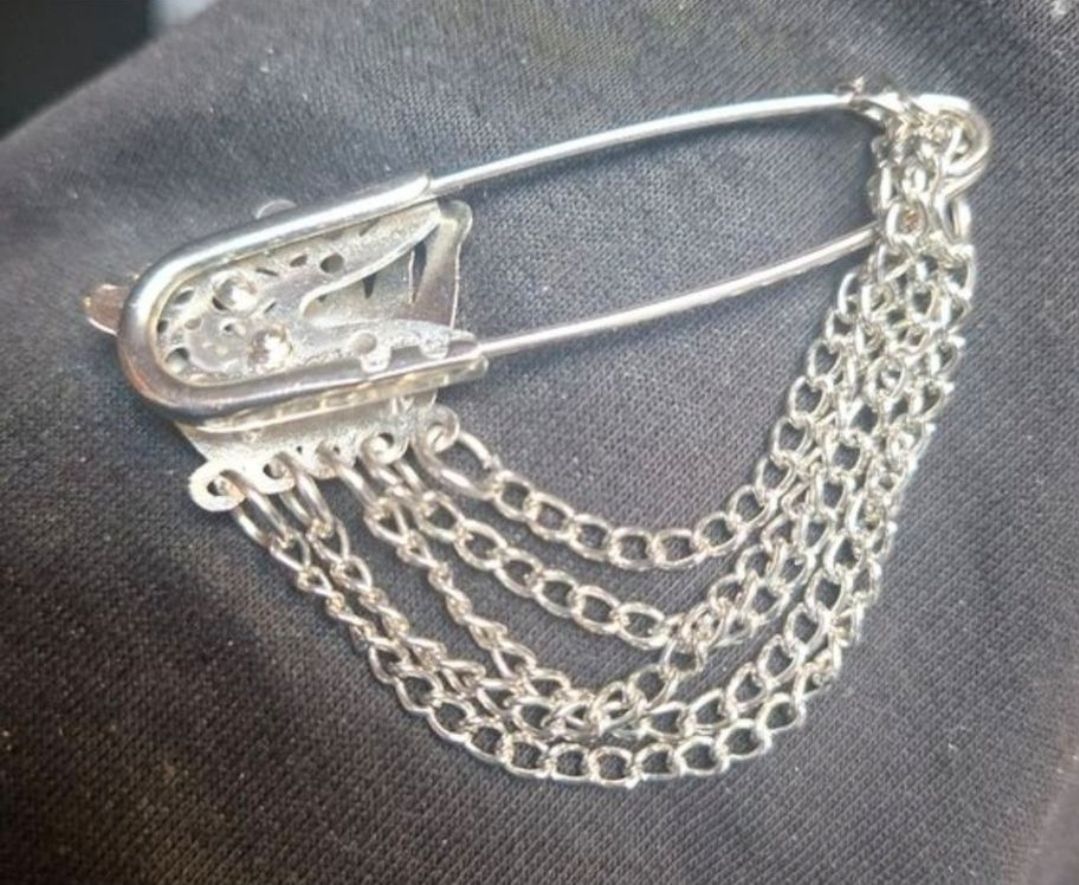 Broschen & Nadeln: Broche épingle couronne avec chaînes – Gebraucht aus Tannay von v1n1p00h 1