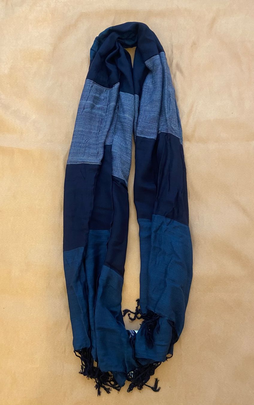 Foulard & Sciarpe: Écharpe Armand Thiery – Nuovo e nell'imballaggio originale da Les Breuleux venduto da Ljldm01 2