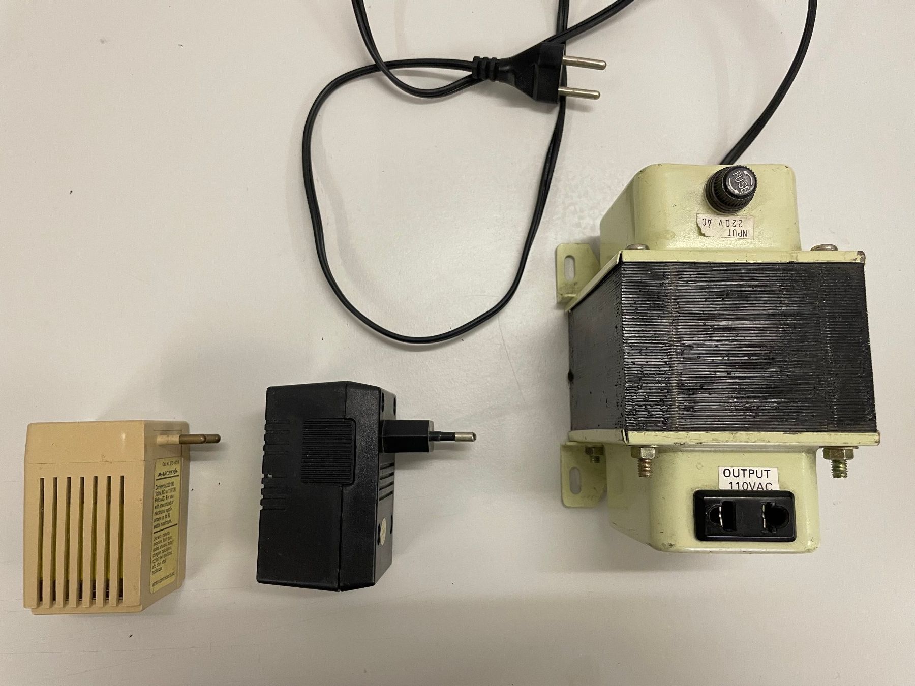 Convertitori: 3x transformateur 220 volts 110volts – Usato da La Croix (Lutry) venduto da netrajet
