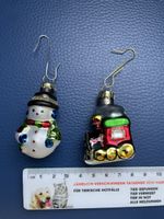 Zwei kleine Weihnachts Baum Deko Lokomotive und Schneemann
