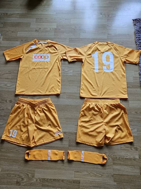 Canottiere & Pantaloni: Mannschafts Trikots Fussball – Usato da Sisikon venduto da bryke 1