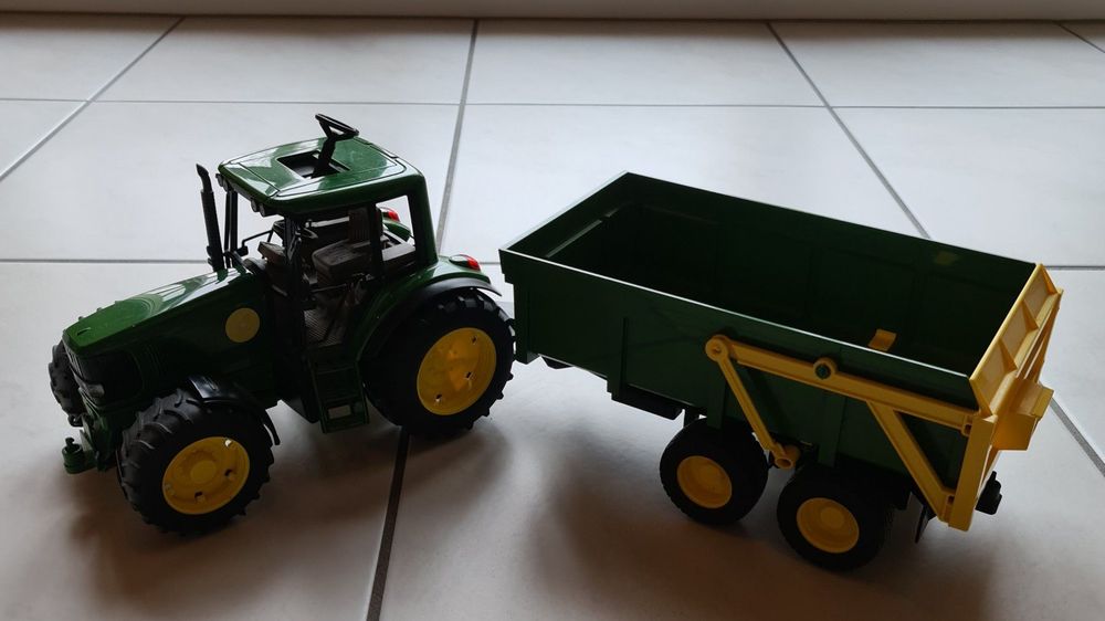  Bruder Traktor mit Anhänger 