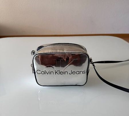 Calvin Klein Jeans Umhängetasche Silber  Sehr guter Zustand