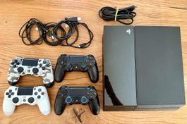 Sony PlayStation 4 (500 GB) mit 4 Controllern und Kabeln