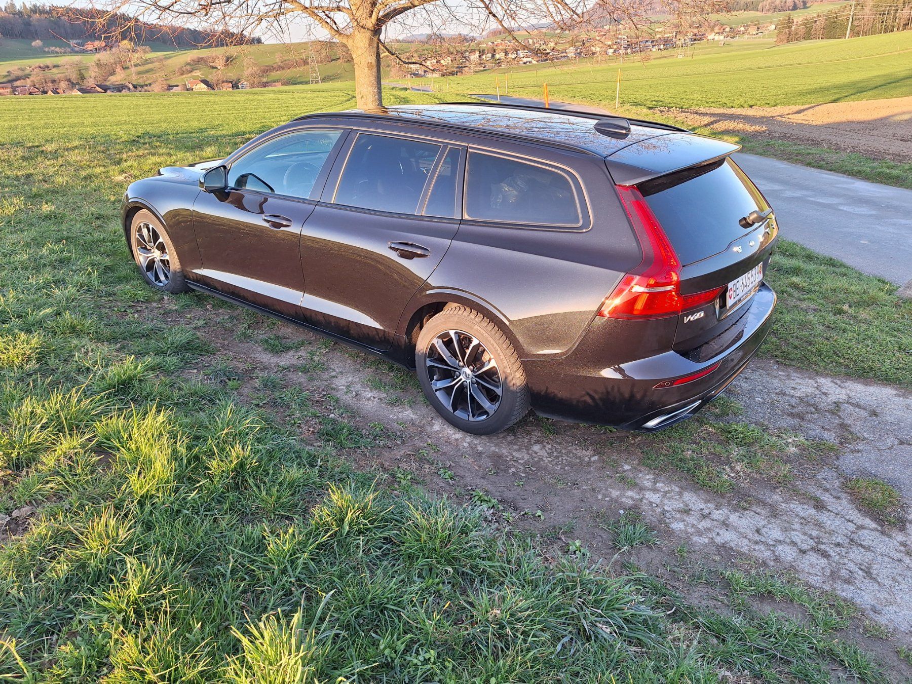 Volvo Automobili: Volvo V60 2.0 D4 R-Design AWD – Usato da Bern venduto da HSBZaeune 2