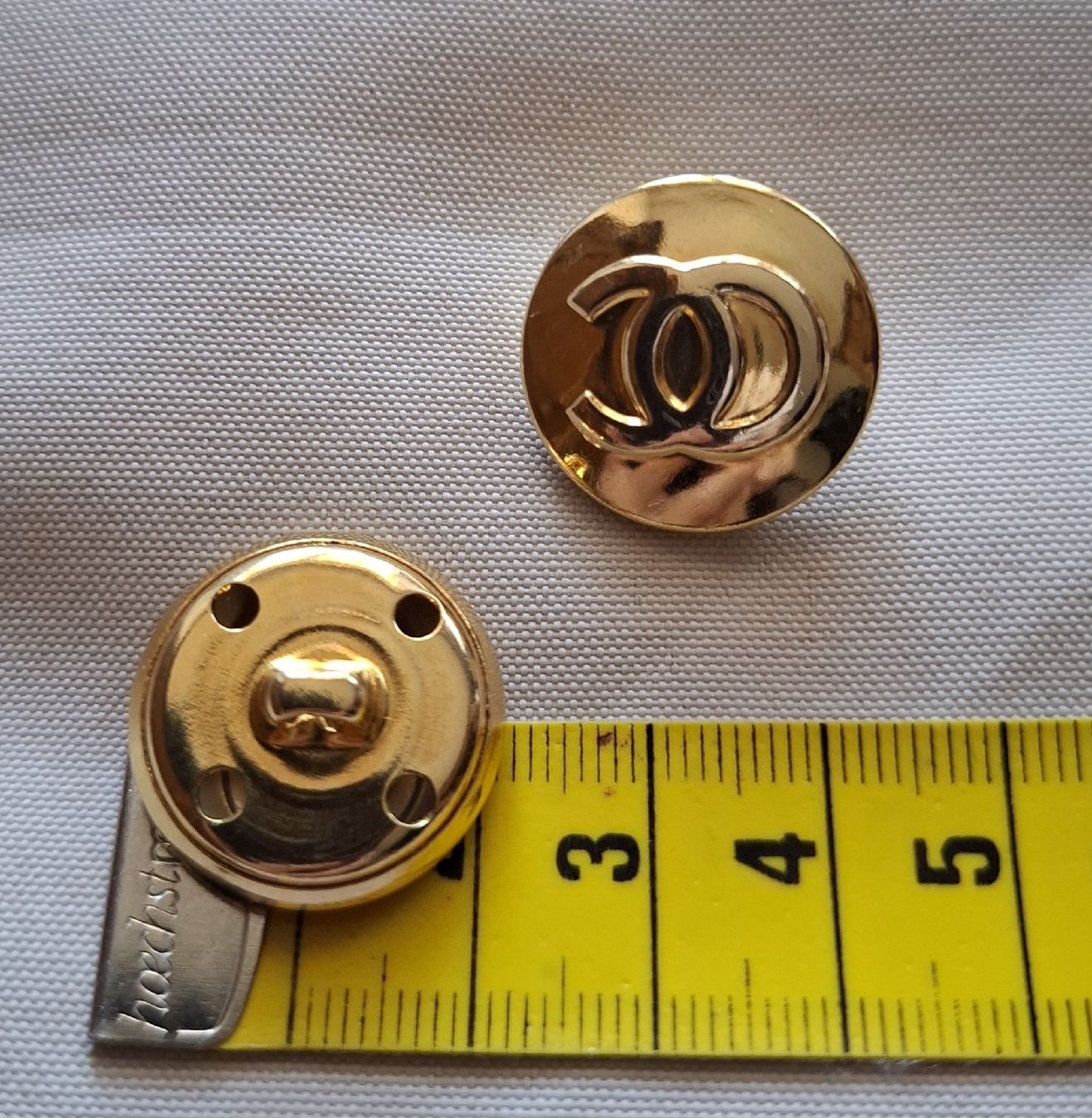 Bottoni: 2 Stück Knöpfe mit Logo, 22 mm. – Usato da Dietikon venduto da Hirschkopf 3