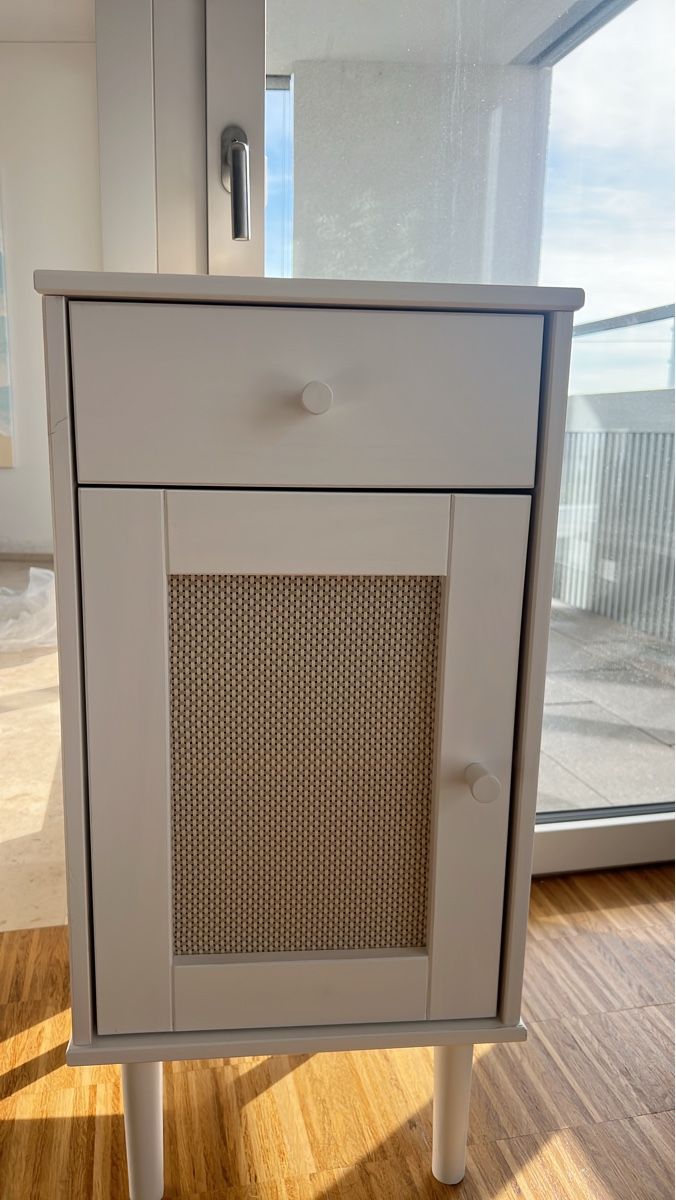 Comodini: White Side Table with Drawer and Cabinet – Usato da Glattbrugg venduto da bah_2cpv