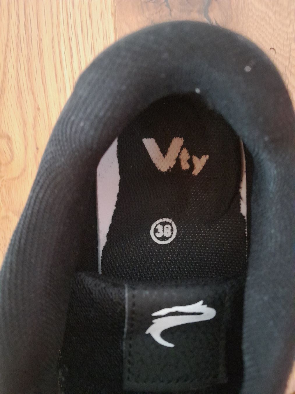 Scarpe per ragazzi: Hallenturnschuhe Gr 38 – Usato da Utzenstorf venduto da Schleimi007 1