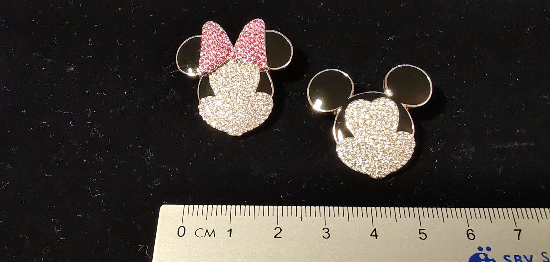 Swarovski Spille & Fermagli: 2 Swarovski Disney Broschen Daisy & Mickey – Nuovo (secondo la descrizione) da Zürich venduto da Efriede 2