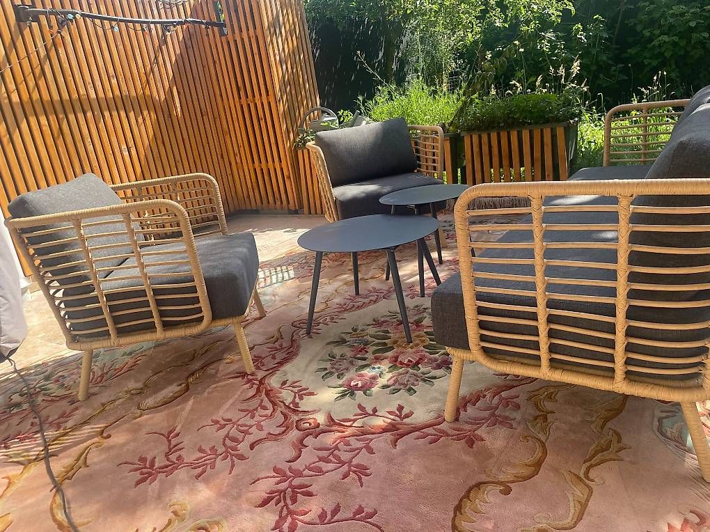 Set di tavolo e panche: Salon de jardin haut de gamme – Usato da Aire-la-Ville venduto da alo_5grh 2