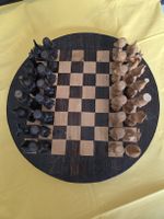 Jeu d'échecs africain avec figurines sculptées 