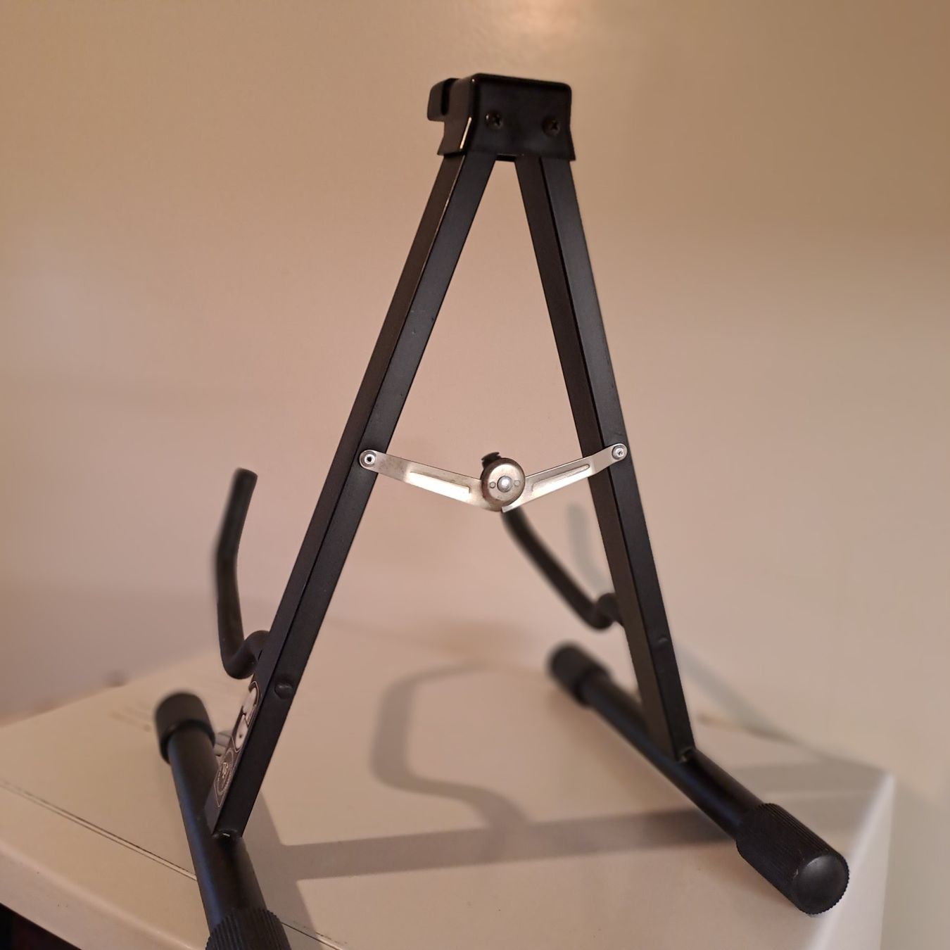 Millenium Supporti per strumenti musicali & leggii: Support guitare pliable Millenium, parfait état. – Usato da Châtelaine venduto da plume019 4