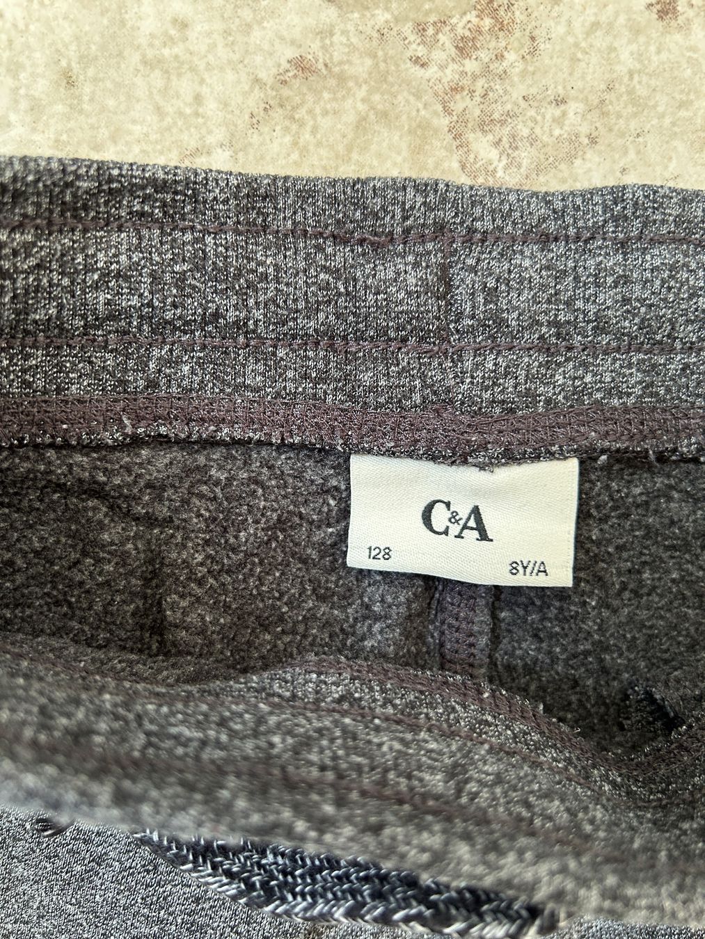 C&A Pantalons: Trainerhosen 2 Stk., Grösse 128 – D'occasion à Reichenburg par nanuk015 2