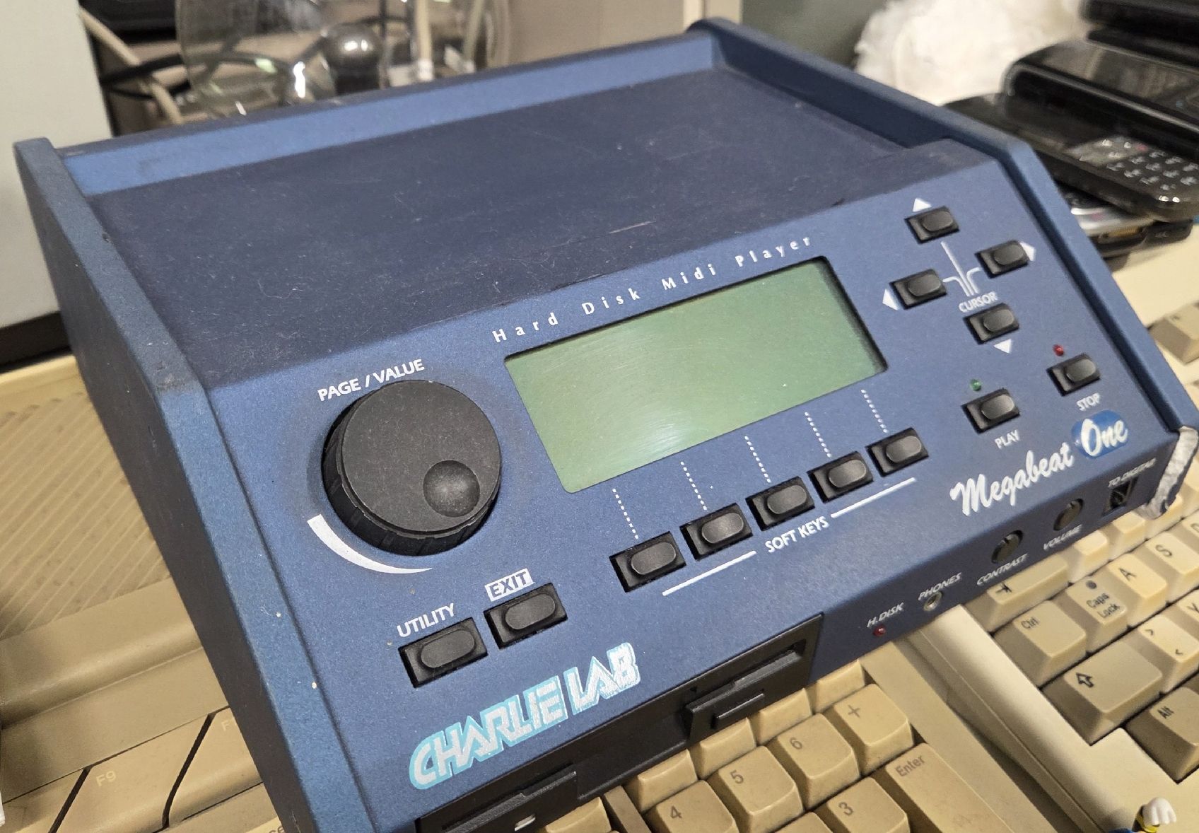 Strumenti musicali: Charlie Lab Megabeat One - Hard Disk Midi Player mit Floppy – Usato da Reinach BL venduto da _MasterK_ 1