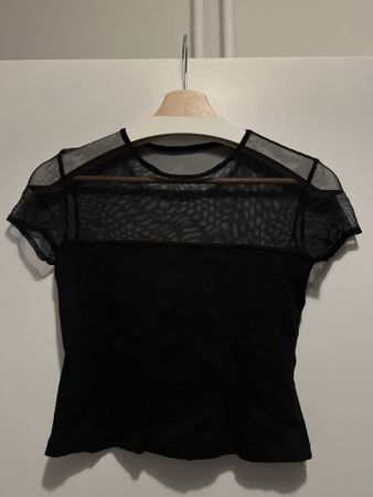 Schwarzes y2k Shirt Gr. S mit Lochmuster-Einsatz am Rücken