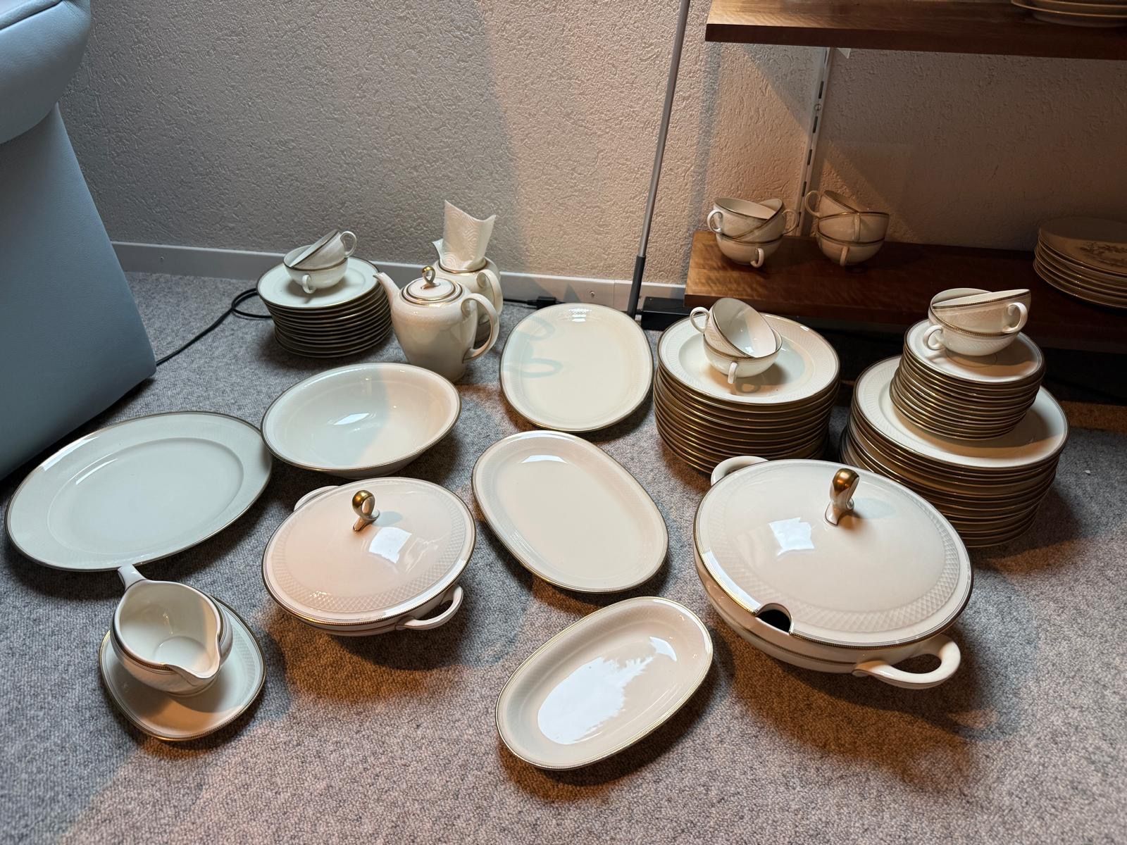 Eschenbach Geschirrsets: Service mit Goldrand 12-teilig – Gebraucht aus Aadorf von Sandra.balzli