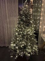 Balsam Hill Weihnachtsbaum mit Beleuchtung und Schnee