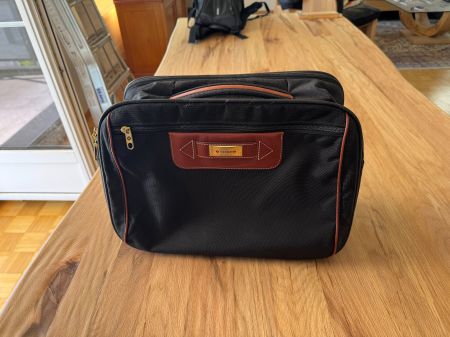 Kulturtasche schwarz mit braunem Lederbesatz guter Zustand