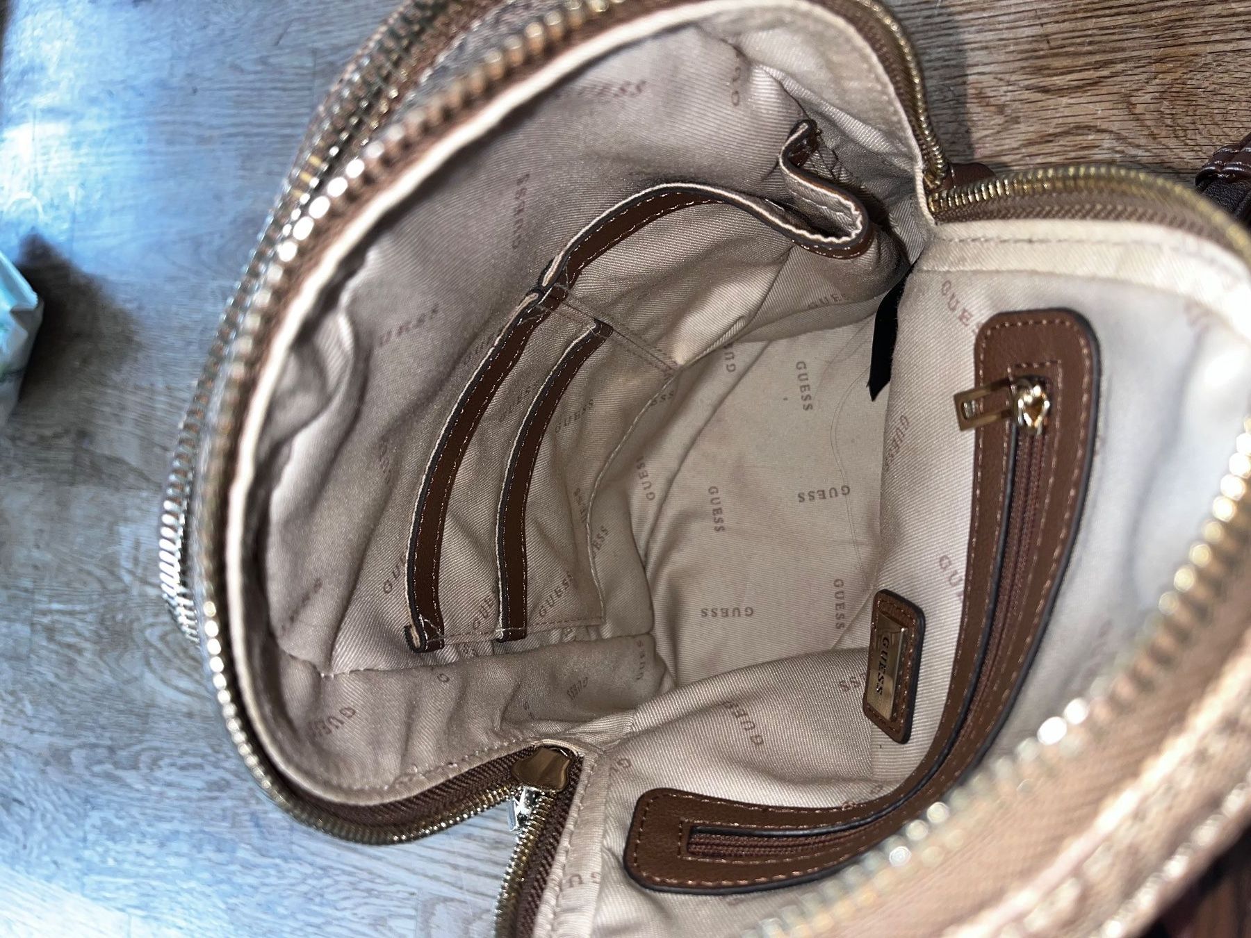 Guess Zaini: Guess Rucksack mit passender Guess Kappe_alles original_Top – Usato da Zürich venduto da Sammler777 4