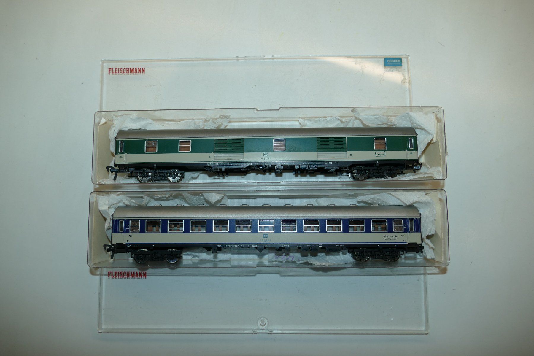 Fleischmann Modelleisenbahnen: Fleischmann H0: 2xDB Schnellzug Wagen – Gebraucht aus Niederhasli von rail-duerst