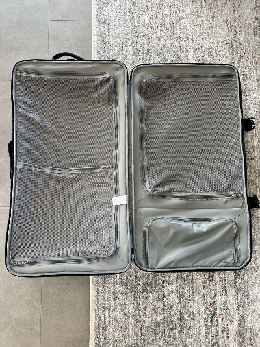 Nike Valigie: Nike Travel Suitcases – Nuovo (secondo la descrizione) da Appenzell Meister. venduto da mariatanasescu 2