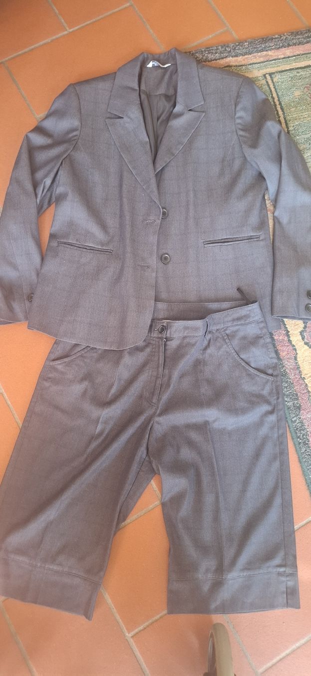 Completi & Tailleur: Bermuda Anzug Harmony Grau Grösse L 42  – Usato da Bedigliora venduto da Dolcezza0
