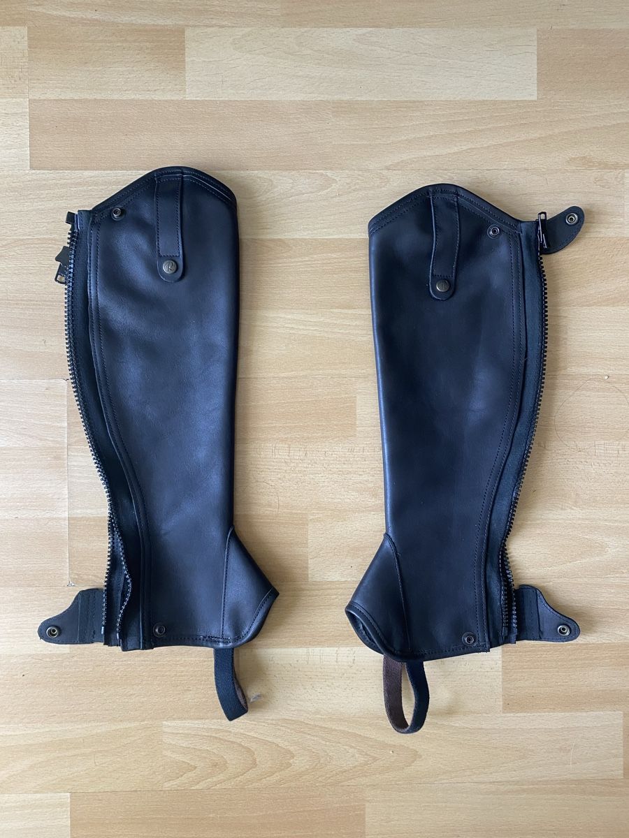 Chaussures femmes: Schwarze Leder Mini-Chaps Rectilinge Paris – Neuf avec emballage d'origine à Zürich par flocw12
